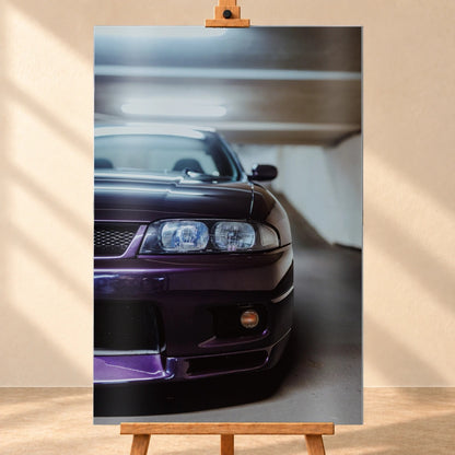 Die Front des Nissan Skyline R33 ist grafisch angeschnitten; ein Scheinwerfer, Grill und violette Frontpartie teilen das Bild. Motiv „Urban Rhythm“ als Alu gebürstet-Wandbild, frontal auf einer Holzstaffelei.