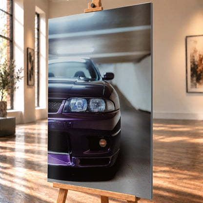 Die Front des Nissan Skyline R33 ist grafisch angeschnitten; ein Scheinwerfer, Grill und violette Frontpartie teilen das Bild. Motiv „Urban Rhythm“ als Alu gebürstet-Wandbild, schräg von der Seite auf einer Holzstaffelei.