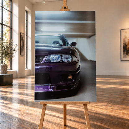 Die Front des Nissan Skyline R33 ist grafisch angeschnitten; ein Scheinwerfer, Grill und violette Frontpartie teilen das Bild. Motiv „Urban Rhythm“ als Alu gebürstet-Wandbild, auf einer Holzstaffelei in einem hellen Galerieraum.