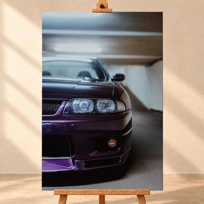 Die Front des Nissan Skyline R33 ist grafisch angeschnitten; ein Scheinwerfer, Grill und violette Frontpartie teilen das Bild. Motiv „Urban Rhythm“ als Leinwand-Wandbild, frontal auf einer Holzstaffelei.