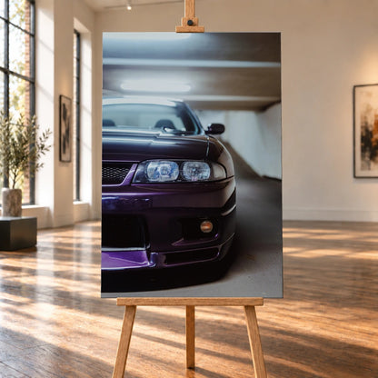 Die Front des Nissan Skyline R33 ist grafisch angeschnitten; ein Scheinwerfer, Grill und violette Frontpartie teilen das Bild. Motiv „Urban Rhythm“ als Leinwand-Wandbild, auf einer Holzstaffelei in einem hellen Galerieraum.
