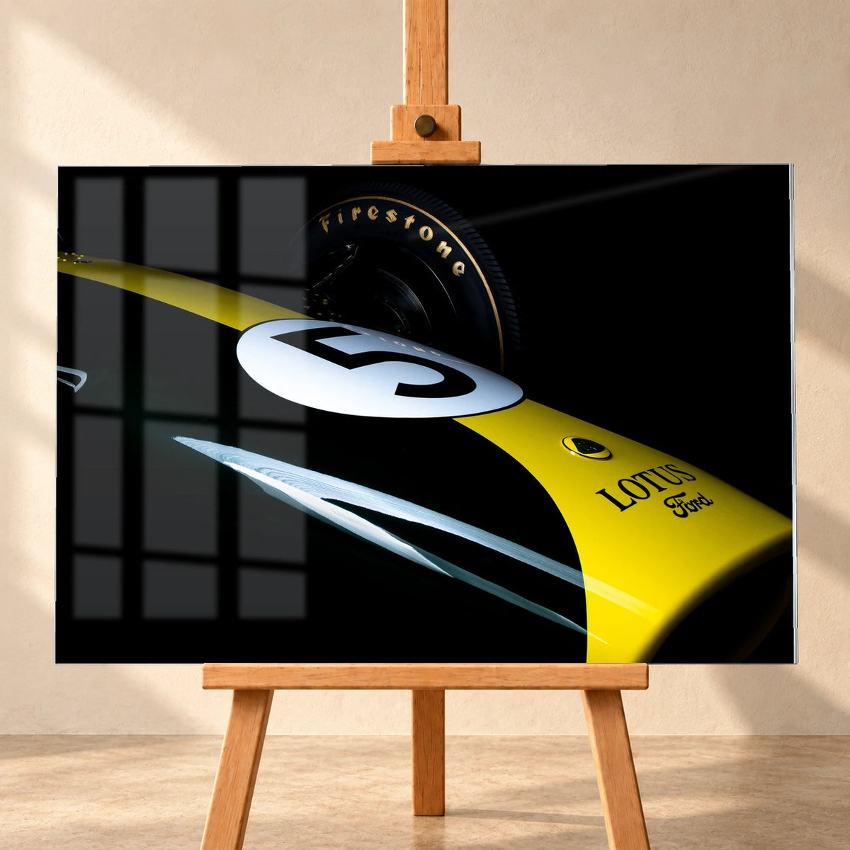 Eine enge, fast abstrakte Detailaufnahme zeigt grün-gelbe Lotus-49-Lackierung, weiße Startnummer und Reifenflanke vor schwarzem Hintergrund. Motiv „Fast Moment“ als Acrylglas-Wandbild, frontal auf einer Holzstaffelei.