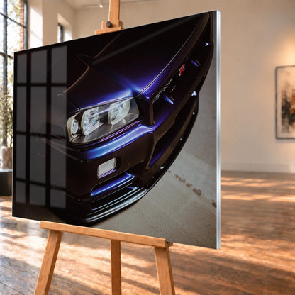 Eine schräge Nahaufnahme zeigt Scheinwerfer, Frontschürze und violette Lackkante des Nissan Skyline R34 unter hartem Neonlicht. Motiv „Skyline Presence“ als Acrylglas-Wandbild, schräg von der Seite auf einer Holzstaffelei.
