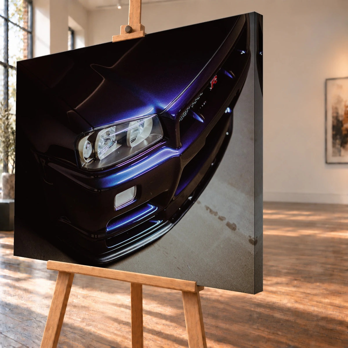 Eine schräge Nahaufnahme zeigt Scheinwerfer, Frontschürze und violette Lackkante des Nissan Skyline R34 unter hartem Neonlicht. Motiv „Skyline Presence“ als Leinwand-Wandbild, schräg von der Seite auf einer Holzstaffelei.