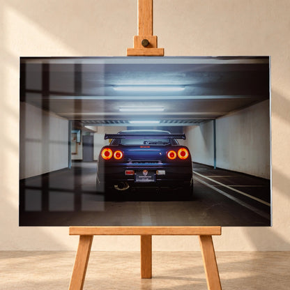Der Nissan Skyline R34 ist exakt mittig von hinten aufgenommen; vier leuchtende Rundlichter und die geraden Parkhauslinien rahmen ihn ein. Motiv „Neon Rhythm“ als Acrylglas-Wandbild, frontal auf einer Holzstaffelei.