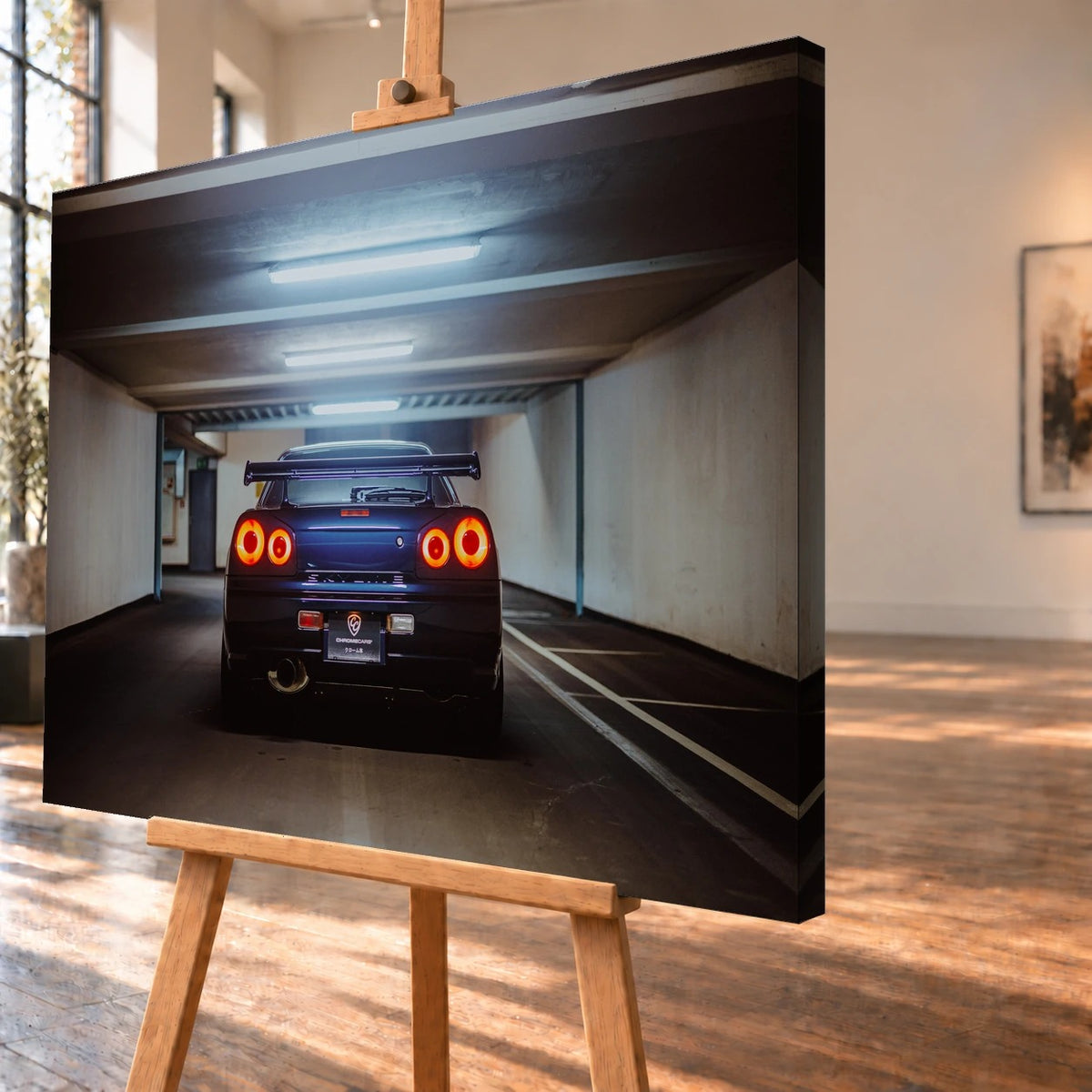 Der Nissan Skyline R34 ist exakt mittig von hinten aufgenommen; vier leuchtende Rundlichter und die geraden Parkhauslinien rahmen ihn ein. Motiv „Neon Rhythm“ als Leinwand-Wandbild, schräg von der Seite auf einer Holzstaffelei.