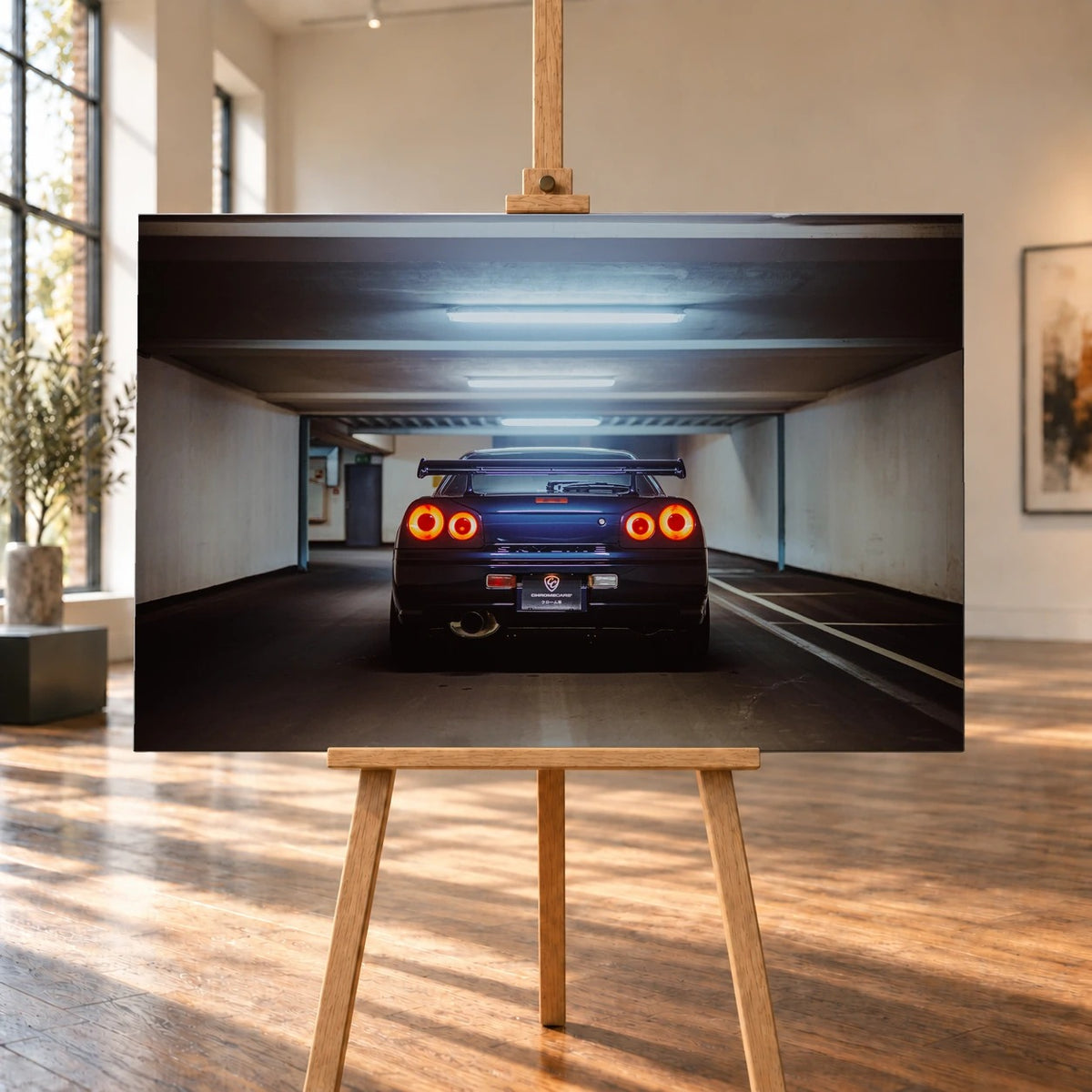 Der Nissan Skyline R34 ist exakt mittig von hinten aufgenommen; vier leuchtende Rundlichter und die geraden Parkhauslinien rahmen ihn ein. Motiv „Neon Rhythm“ als Leinwand-Wandbild, auf einer Holzstaffelei in einem hellen Galerieraum.