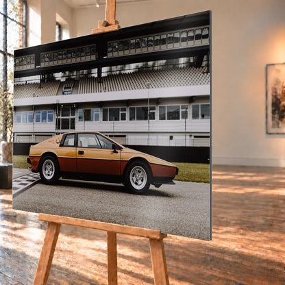 Der goldene Lotus Esprit steht streng im Seitenprofil vor der Boxenanlage; Keilform und dunkle Räder zeichnen eine klare Silhouette. Motiv „Timeless Rhythm“ als Alu gebürstet-Wandbild, schräg von der Seite auf einer Holzstaffelei.
