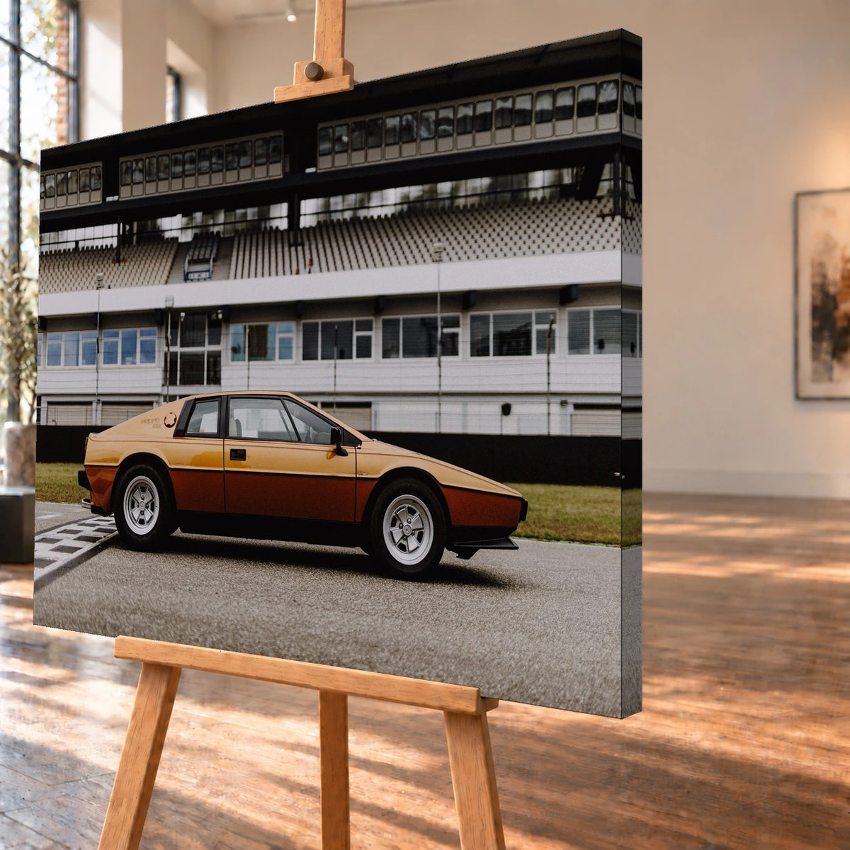 Der goldene Lotus Esprit steht streng im Seitenprofil vor der Boxenanlage; Keilform und dunkle Räder zeichnen eine klare Silhouette. Motiv „Timeless Rhythm“ als Leinwand-Wandbild, schräg von der Seite auf einer Holzstaffelei.