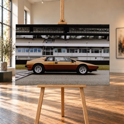 Der goldene Lotus Esprit steht streng im Seitenprofil vor der Boxenanlage; Keilform und dunkle Räder zeichnen eine klare Silhouette. Motiv „Timeless Rhythm“ als Leinwand-Wandbild, auf einer Holzstaffelei in einem hellen Galerieraum.