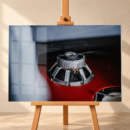 Ein metallischer Schaltknauf steht scharf vor dem rot-weißen Innenraum von Jesses Jetta; geringe Tiefenschärfe isoliert das Detail. Motiv „Night Drive 2“ als Acrylglas-Wandbild, frontal auf einer Holzstaffelei.