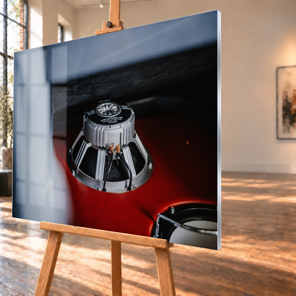 Ein metallischer Schaltknauf steht scharf vor dem rot-weißen Innenraum von Jesses Jetta; geringe Tiefenschärfe isoliert das Detail. Motiv „Night Drive 2“ als Acrylglas-Wandbild, schräg von der Seite auf einer Holzstaffelei.