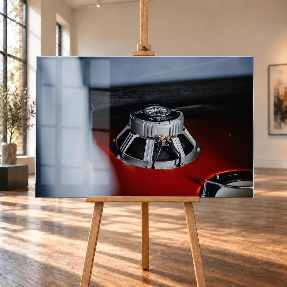 Ein metallischer Schaltknauf steht scharf vor dem rot-weißen Innenraum von Jesses Jetta; geringe Tiefenschärfe isoliert das Detail. Motiv „Night Drive 2“ als Acrylglas-Wandbild, auf einer Holzstaffelei in einem hellen Galerieraum.