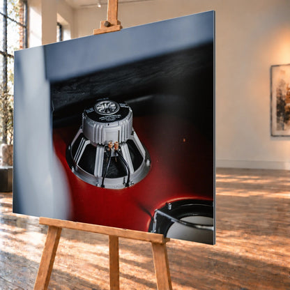Ein metallischer Schaltknauf steht scharf vor dem rot-weißen Innenraum von Jesses Jetta; geringe Tiefenschärfe isoliert das Detail. Motiv „Night Drive 2“ als Alu gebürstet-Wandbild, schräg von der Seite auf einer Holzstaffelei.