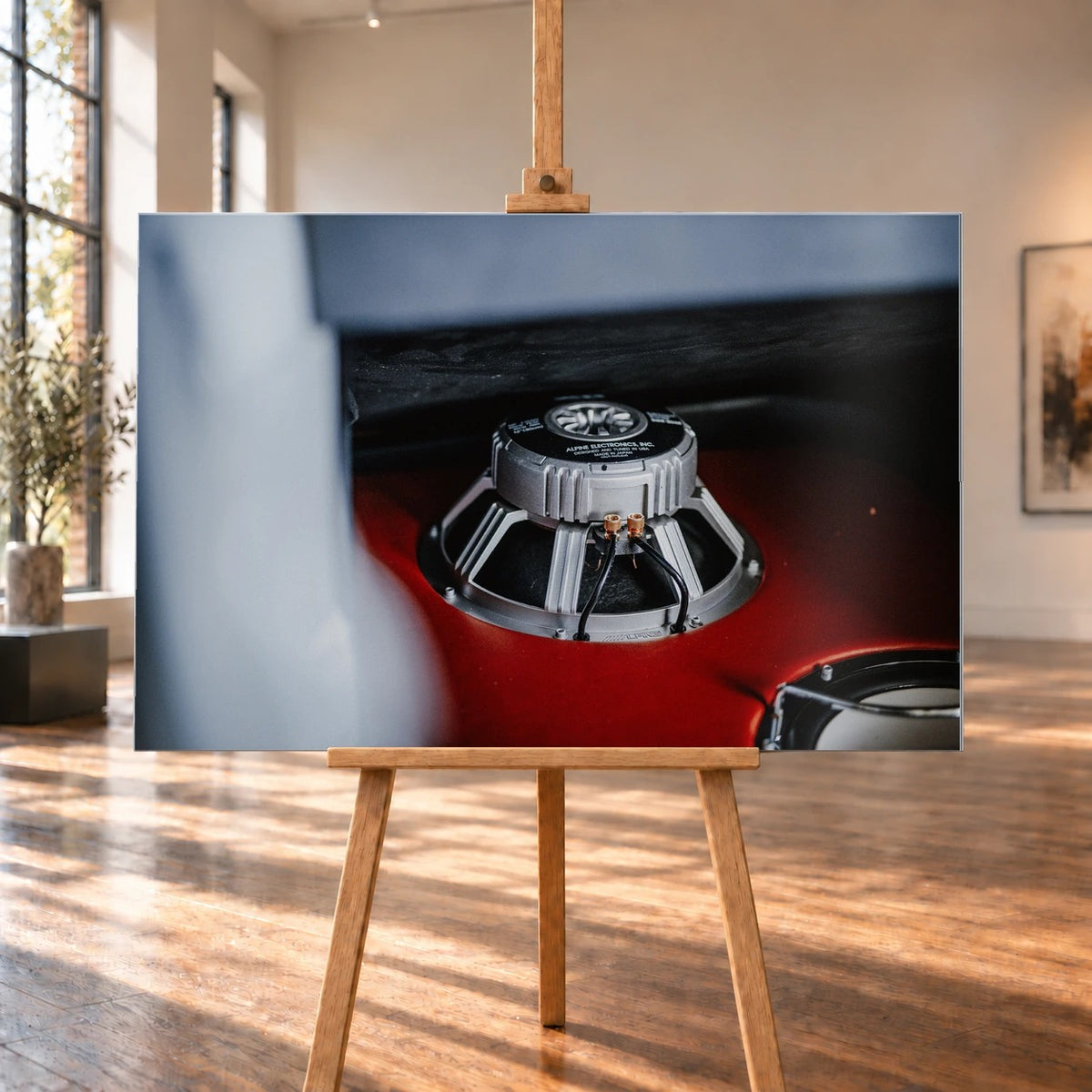 Ein metallischer Schaltknauf steht scharf vor dem rot-weißen Innenraum von Jesses Jetta; geringe Tiefenschärfe isoliert das Detail. Motiv „Night Drive 2“ als Alu gebürstet-Wandbild, auf einer Holzstaffelei in einem hellen Galerieraum.