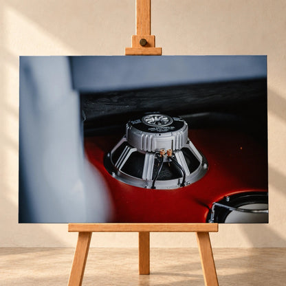 Ein metallischer Schaltknauf steht scharf vor dem rot-weißen Innenraum von Jesses Jetta; geringe Tiefenschärfe isoliert das Detail. Motiv „Night Drive 2“ als Leinwand-Wandbild, frontal auf einer Holzstaffelei.