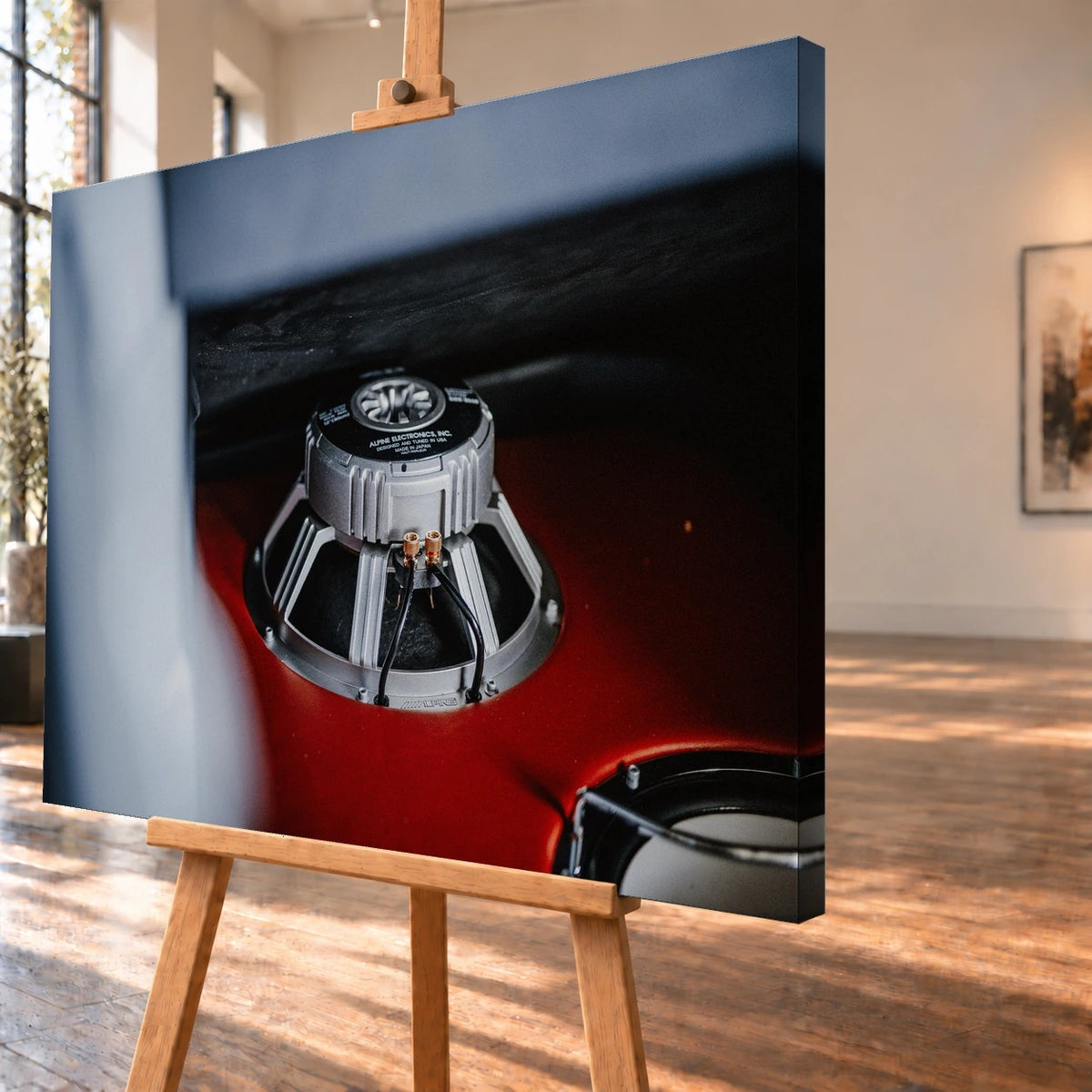 Ein metallischer Schaltknauf steht scharf vor dem rot-weißen Innenraum von Jesses Jetta; geringe Tiefenschärfe isoliert das Detail. Motiv „Night Drive 2“ als Leinwand-Wandbild, schräg von der Seite auf einer Holzstaffelei.