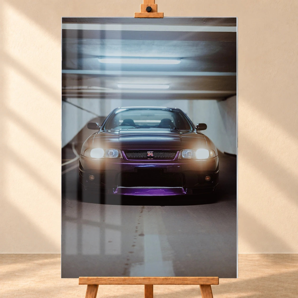 Die Front des Nissan Skyline R33 erscheint im Hochformat mit eingeschalteten Scheinwerfern; violetter Splitter und kaltes Neonlicht kontrastieren miteinander. Motiv „Midnight Depth“ als Acrylglas-Wandbild, frontal auf einer Holzstaffelei.