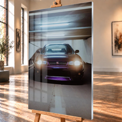 Die Front des Nissan Skyline R33 erscheint im Hochformat mit eingeschalteten Scheinwerfern; violetter Splitter und kaltes Neonlicht kontrastieren miteinander. Motiv „Midnight Depth“ als Acrylglas-Wandbild, schräg von der Seite auf einer Holzstaffelei.