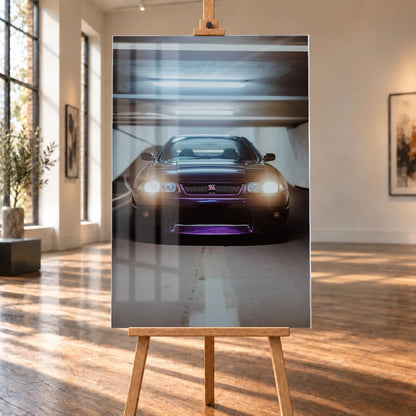 Die Front des Nissan Skyline R33 erscheint im Hochformat mit eingeschalteten Scheinwerfern; violetter Splitter und kaltes Neonlicht kontrastieren miteinander. Motiv „Midnight Depth“ als Acrylglas-Wandbild, auf einer Holzstaffelei in einem hellen Galerieraum.