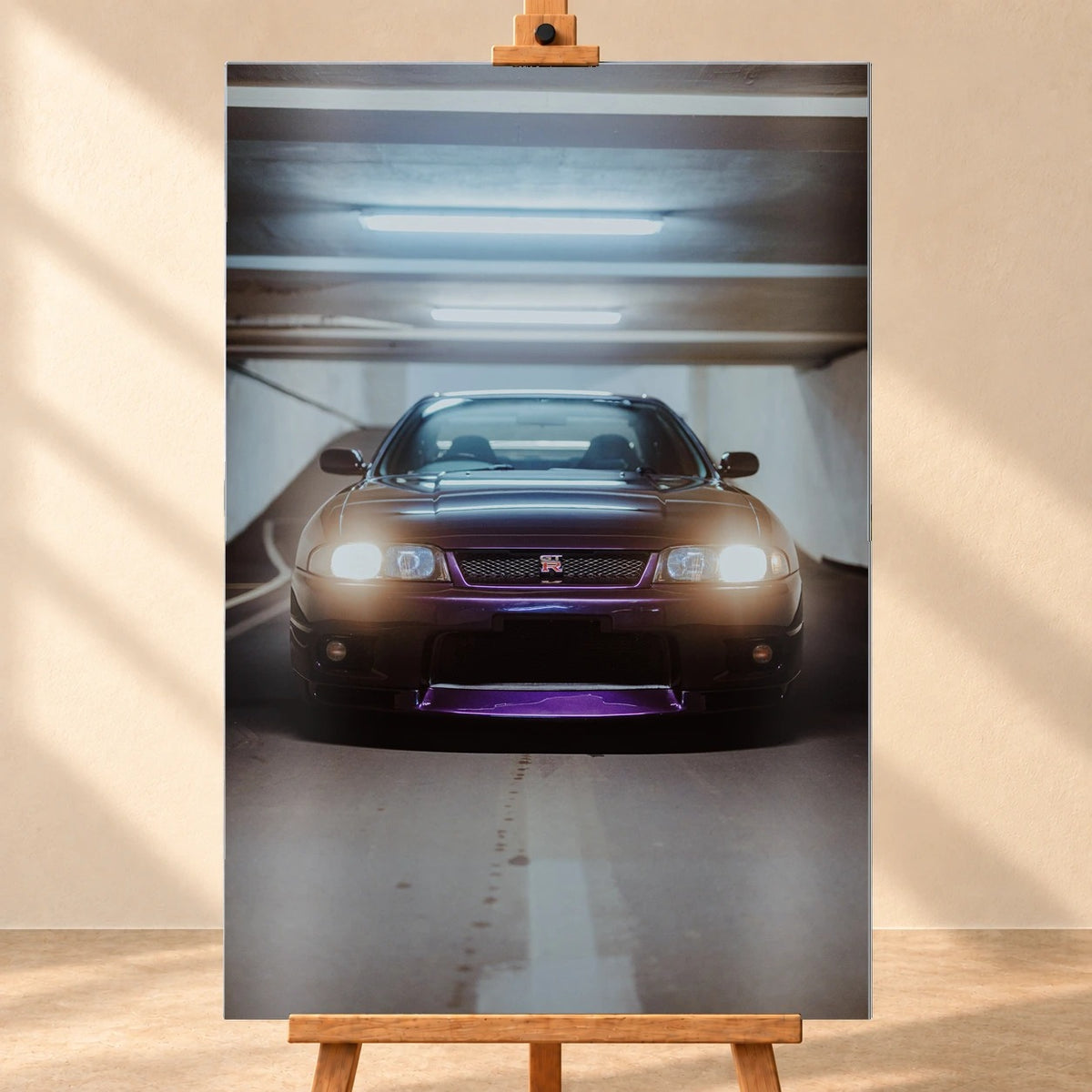 Die Front des Nissan Skyline R33 erscheint im Hochformat mit eingeschalteten Scheinwerfern; violetter Splitter und kaltes Neonlicht kontrastieren miteinander. Motiv „Midnight Depth“ als Alu gebürstet-Wandbild, frontal auf einer Holzstaffelei.