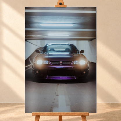 Die Front des Nissan Skyline R33 erscheint im Hochformat mit eingeschalteten Scheinwerfern; violetter Splitter und kaltes Neonlicht kontrastieren miteinander. Motiv „Midnight Depth“ als Alu gebürstet-Wandbild, frontal auf einer Holzstaffelei.
