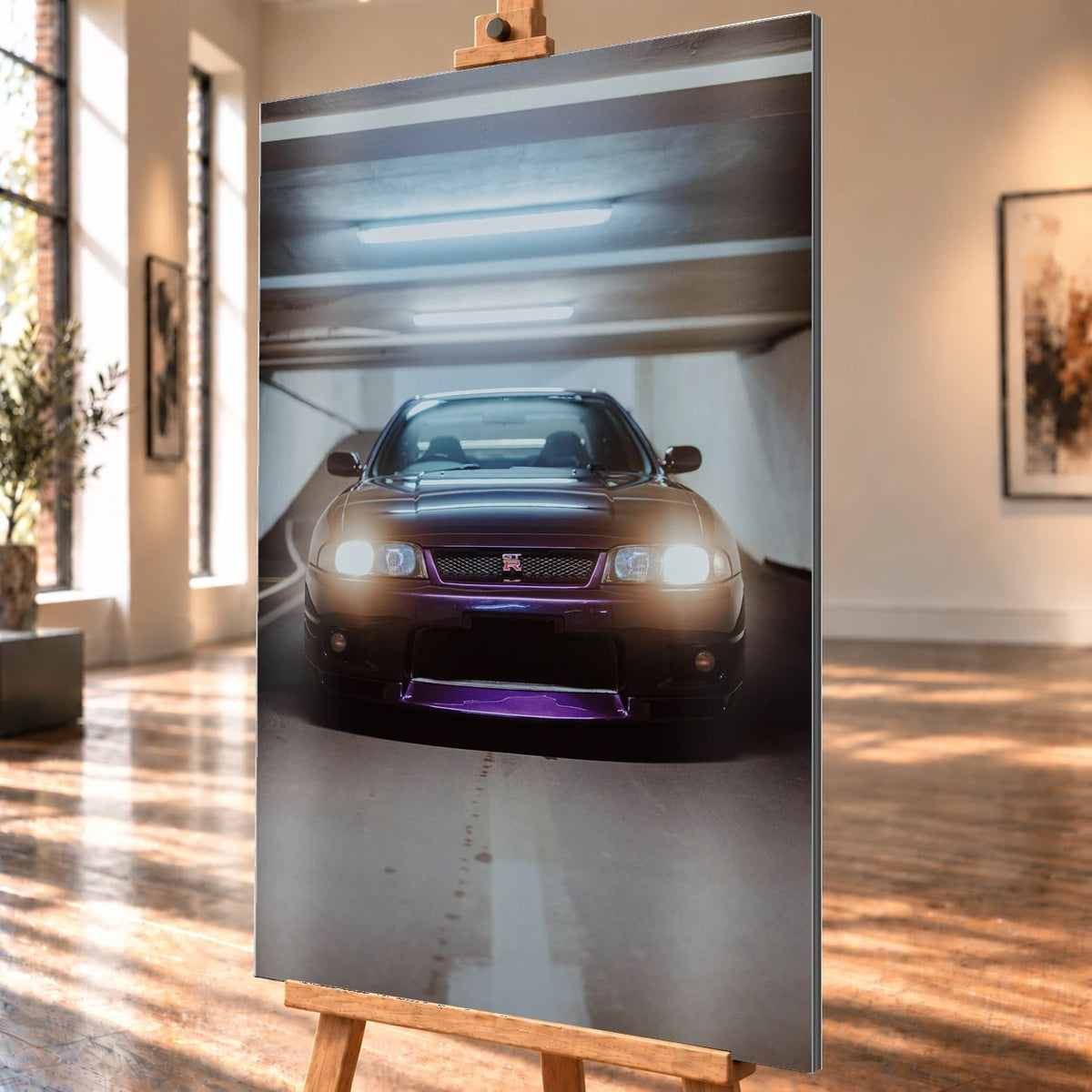 Die Front des Nissan Skyline R33 erscheint im Hochformat mit eingeschalteten Scheinwerfern; violetter Splitter und kaltes Neonlicht kontrastieren miteinander. Motiv „Midnight Depth“ als Alu gebürstet-Wandbild, schräg von der Seite auf einer Holzstaffelei.