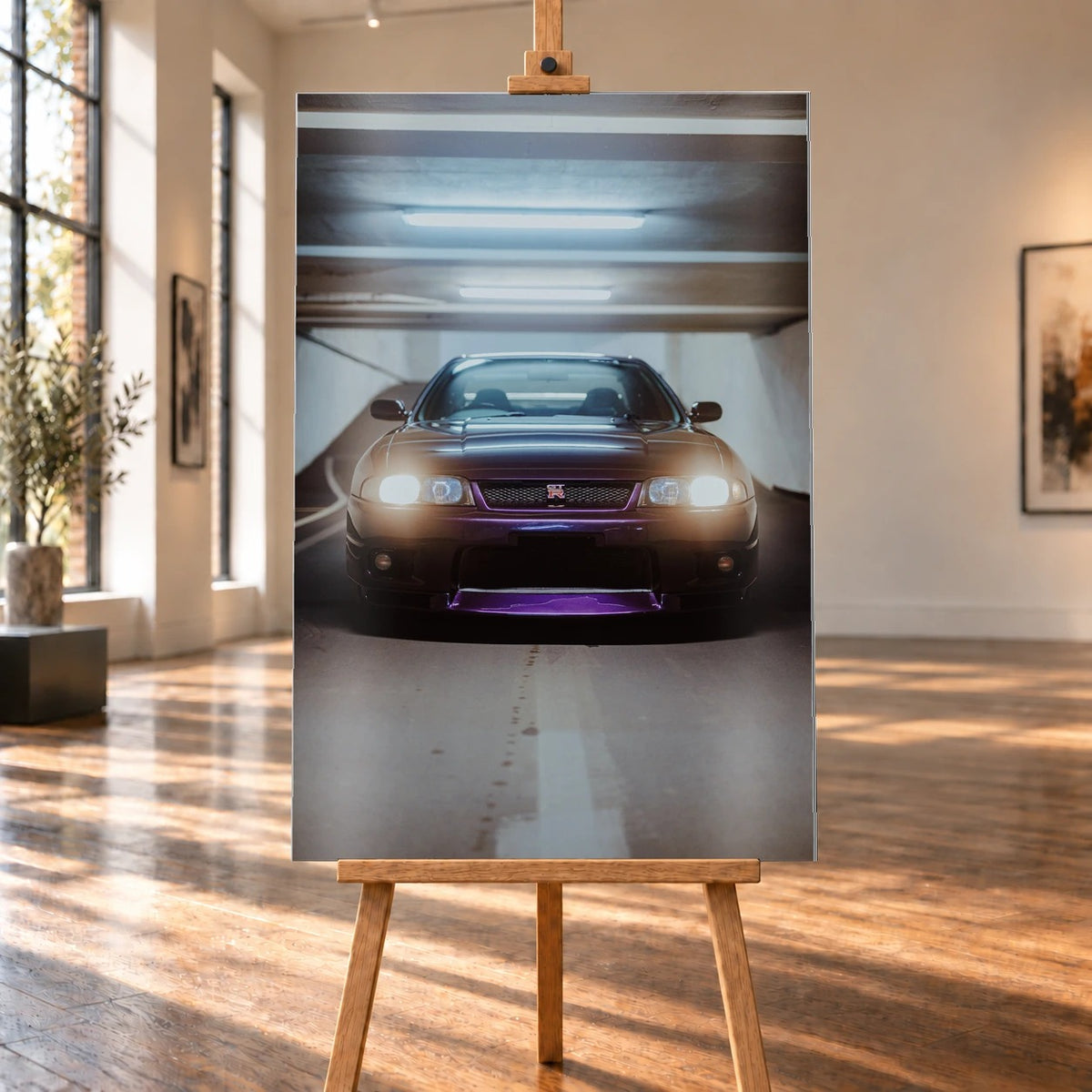 Die Front des Nissan Skyline R33 erscheint im Hochformat mit eingeschalteten Scheinwerfern; violetter Splitter und kaltes Neonlicht kontrastieren miteinander. Motiv „Midnight Depth“ als Alu gebürstet-Wandbild, auf einer Holzstaffelei in einem hellen Galerieraum.