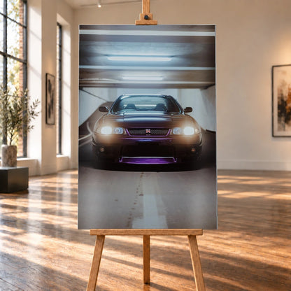 Die Front des Nissan Skyline R33 erscheint im Hochformat mit eingeschalteten Scheinwerfern; violetter Splitter und kaltes Neonlicht kontrastieren miteinander. Motiv „Midnight Depth“ als Alu gebürstet-Wandbild, auf einer Holzstaffelei in einem hellen Galerieraum.