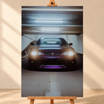 Die Front des Nissan Skyline R33 erscheint im Hochformat mit eingeschalteten Scheinwerfern; violetter Splitter und kaltes Neonlicht kontrastieren miteinander. Motiv „Midnight Depth“ als Leinwand-Wandbild, frontal auf einer Holzstaffelei.
