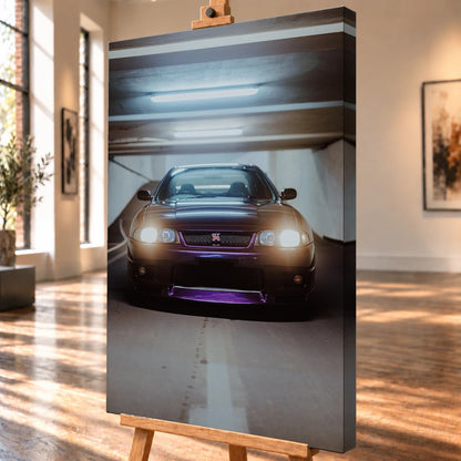 Die Front des Nissan Skyline R33 erscheint im Hochformat mit eingeschalteten Scheinwerfern; violetter Splitter und kaltes Neonlicht kontrastieren miteinander. Motiv „Midnight Depth“ als Leinwand-Wandbild, schräg von der Seite auf einer Holzstaffelei.