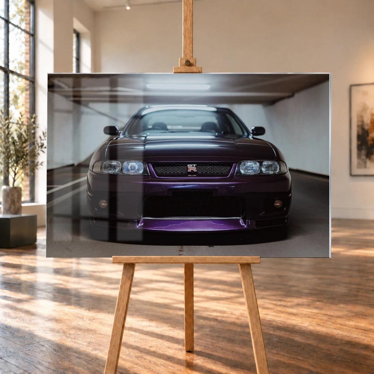 Der Nissan Skyline R33 ist frontal und nah unter Neonlicht fotografiert; Kühlergrill und violetter Splitter bilden eine klare horizontale Linie. Motiv „Skyline Moment“ als Acrylglas-Wandbild, auf einer Holzstaffelei in einem hellen Galerieraum.