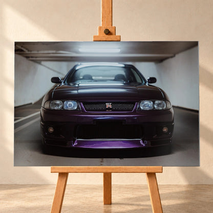 Der Nissan Skyline R33 ist frontal und nah unter Neonlicht fotografiert; Kühlergrill und violetter Splitter bilden eine klare horizontale Linie. Motiv „Skyline Moment“ als Alu gebürstet-Wandbild, frontal auf einer Holzstaffelei.