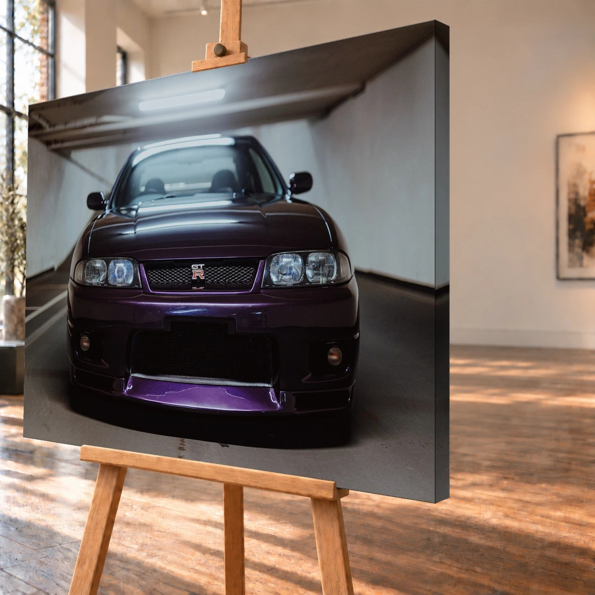 Der Nissan Skyline R33 ist frontal und nah unter Neonlicht fotografiert; Kühlergrill und violetter Splitter bilden eine klare horizontale Linie. Motiv „Skyline Moment“ als Leinwand-Wandbild, schräg von der Seite auf einer Holzstaffelei.