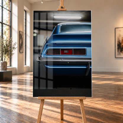 Das Heck des blauen Camaro Yenko ist eng angeschnitten; Rücklicht, Spoilerkante und schwarze Blende bilden horizontale Flächen. Motiv „Screen Focus“ als Acrylglas-Wandbild, auf einer Holzstaffelei in einem hellen Galerieraum.