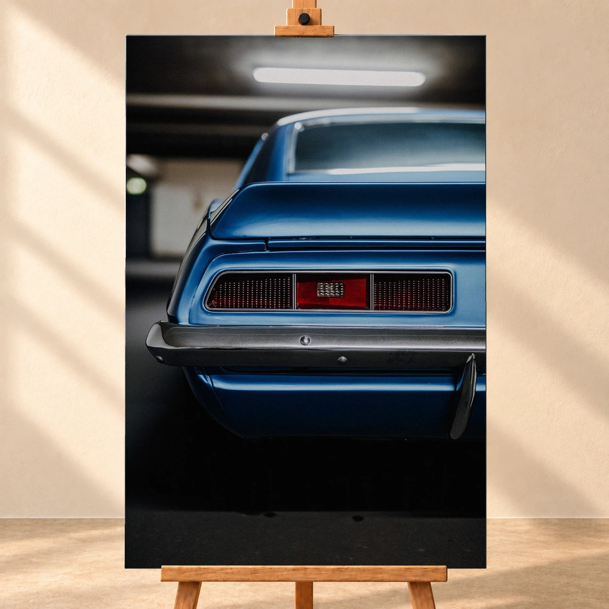 Das Heck des blauen Camaro Yenko ist eng angeschnitten; Rücklicht, Spoilerkante und schwarze Blende bilden horizontale Flächen. Motiv „Screen Focus“ als Leinwand-Wandbild, frontal auf einer Holzstaffelei.