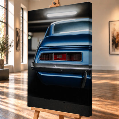 Das Heck des blauen Camaro Yenko ist eng angeschnitten; Rücklicht, Spoilerkante und schwarze Blende bilden horizontale Flächen. Motiv „Screen Focus“ als Leinwand-Wandbild, schräg von der Seite auf einer Holzstaffelei.