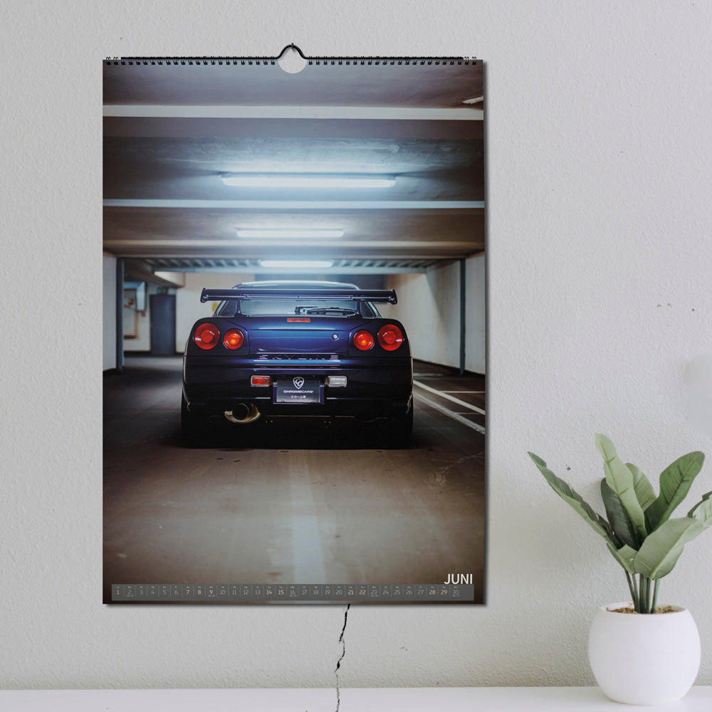 ChromeCars® Wandkalender - Nissan Skyline R34 GT-R V-spec MNPII - 2025 (DIN A2)