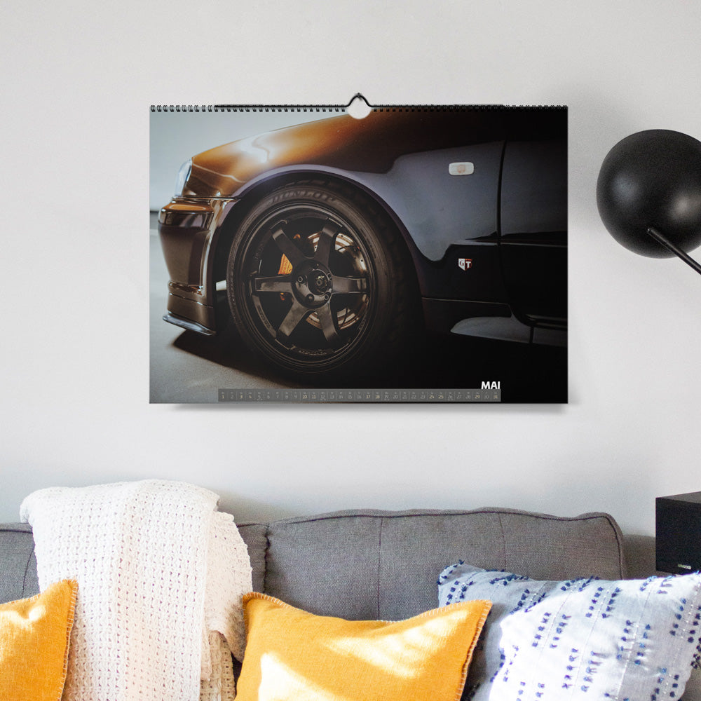 ChromeCars® Wandkalender - Nissan Skyline R34 GT-R V-spec MNPII - 2025 (DIN A2)