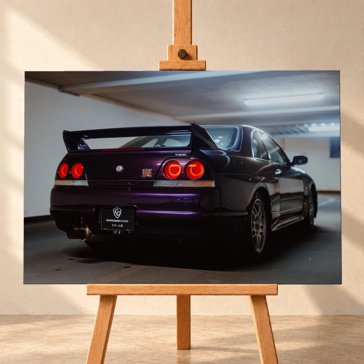 Der Nissan Skyline R33 steht schräg von hinten in einer Parkhauskurve; Rundlichter und Spoiler heben sich vom kühlen Beton ab. Motiv „Neon Story“ als Leinwand-Wandbild, frontal auf einer Holzstaffelei.
