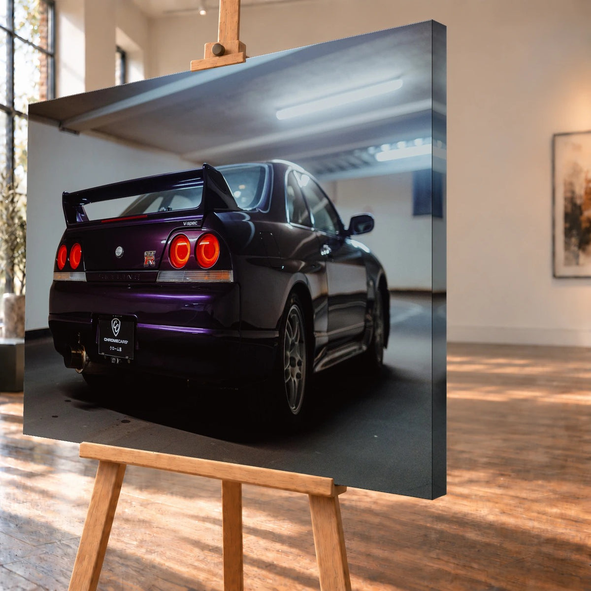 Der Nissan Skyline R33 steht schräg von hinten in einer Parkhauskurve; Rundlichter und Spoiler heben sich vom kühlen Beton ab. Motiv „Neon Story“ als Leinwand-Wandbild, schräg von der Seite auf einer Holzstaffelei.