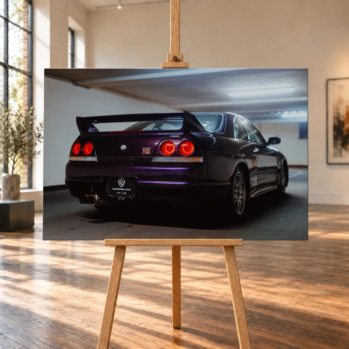 Der Nissan Skyline R33 steht schräg von hinten in einer Parkhauskurve; Rundlichter und Spoiler heben sich vom kühlen Beton ab. Motiv „Neon Story“ als Leinwand-Wandbild, auf einer Holzstaffelei in einem hellen Galerieraum.