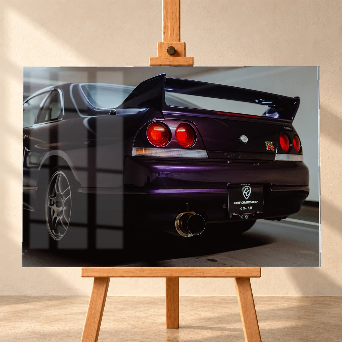 Die niedrige Heckperspektive des Nissan Skyline R33 hebt Spoiler, Rundlichter, Felgen und das große Endrohr hervor. Motiv „Skyline Drive“ als Acrylglas-Wandbild, frontal auf einer Holzstaffelei.