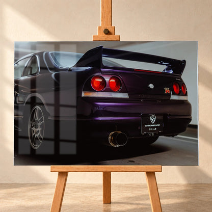 Die niedrige Heckperspektive des Nissan Skyline R33 hebt Spoiler, Rundlichter, Felgen und das große Endrohr hervor. Motiv „Skyline Drive“ als Acrylglas-Wandbild, frontal auf einer Holzstaffelei.