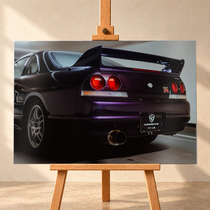 Die niedrige Heckperspektive des Nissan Skyline R33 hebt Spoiler, Rundlichter, Felgen und das große Endrohr hervor. Motiv „Skyline Drive“ als Alu gebürstet-Wandbild, frontal auf einer Holzstaffelei.