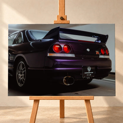 Die niedrige Heckperspektive des Nissan Skyline R33 hebt Spoiler, Rundlichter, Felgen und das große Endrohr hervor. Motiv „Skyline Drive“ als Leinwand-Wandbild, frontal auf einer Holzstaffelei.