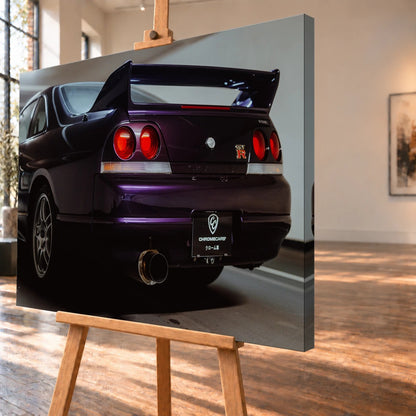 Die niedrige Heckperspektive des Nissan Skyline R33 hebt Spoiler, Rundlichter, Felgen und das große Endrohr hervor. Motiv „Skyline Drive“ als Leinwand-Wandbild, schräg von der Seite auf einer Holzstaffelei.