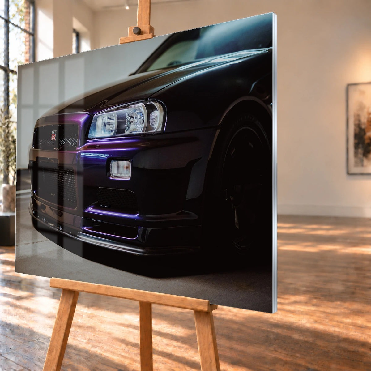 Die tiefe Nahaufnahme des Nissan Skyline R34 konzentriert sich auf Scheinwerfer, Grill und violette Frontschürze. Motiv „Skyline Motion 2“ als Acrylglas-Wandbild, schräg von der Seite auf einer Holzstaffelei.