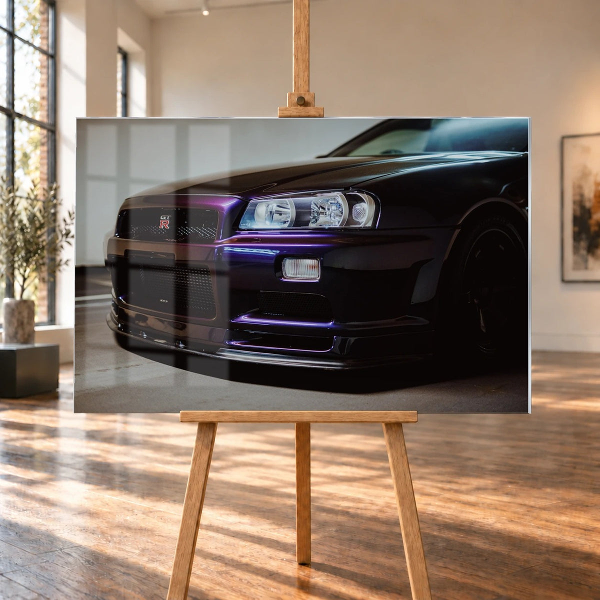 Die tiefe Nahaufnahme des Nissan Skyline R34 konzentriert sich auf Scheinwerfer, Grill und violette Frontschürze. Motiv „Skyline Motion 2“ als Acrylglas-Wandbild, auf einer Holzstaffelei in einem hellen Galerieraum.