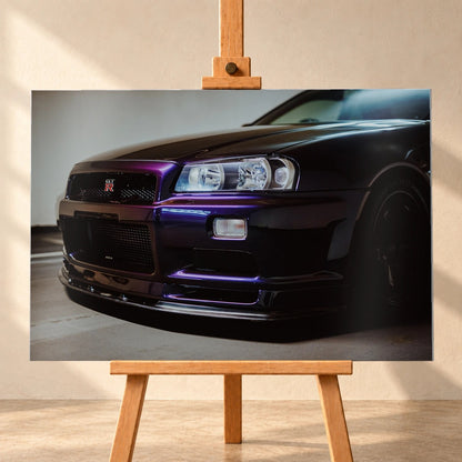 Die tiefe Nahaufnahme des Nissan Skyline R34 konzentriert sich auf Scheinwerfer, Grill und violette Frontschürze. Motiv „Skyline Motion 2“ als Alu gebürstet-Wandbild, frontal auf einer Holzstaffelei.